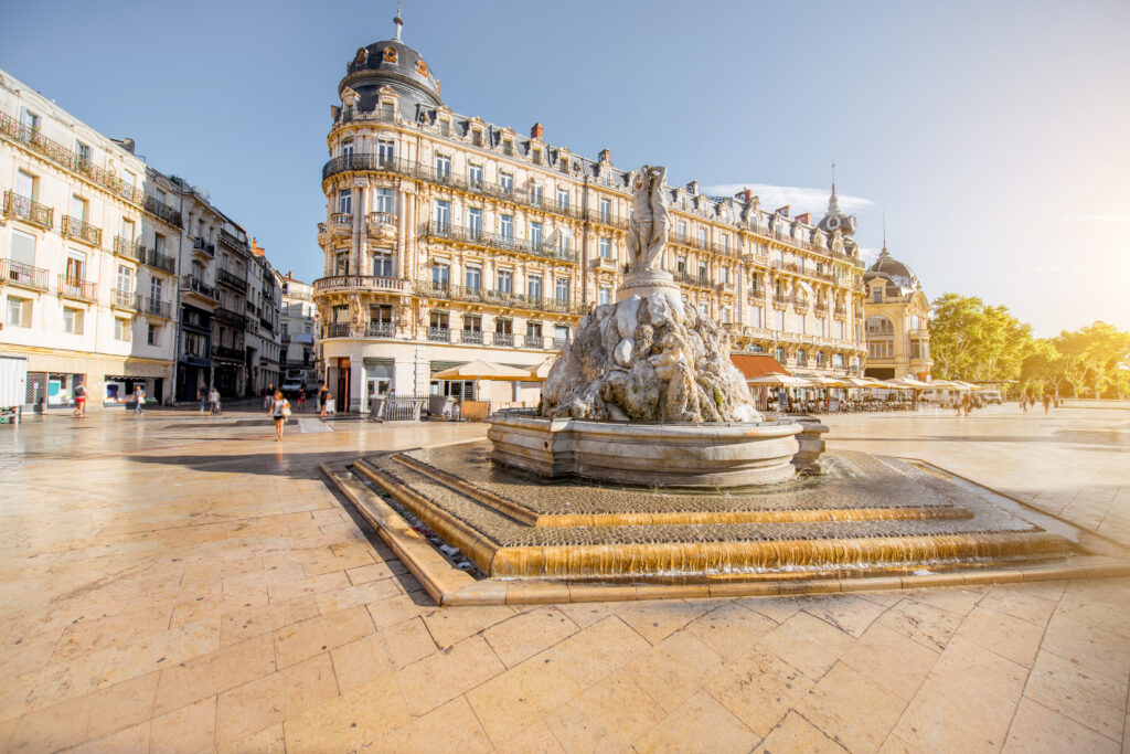 Fontaine des Trois Grâces sur la Place de la Comédie à Montpellier avec façades haussmanniennes