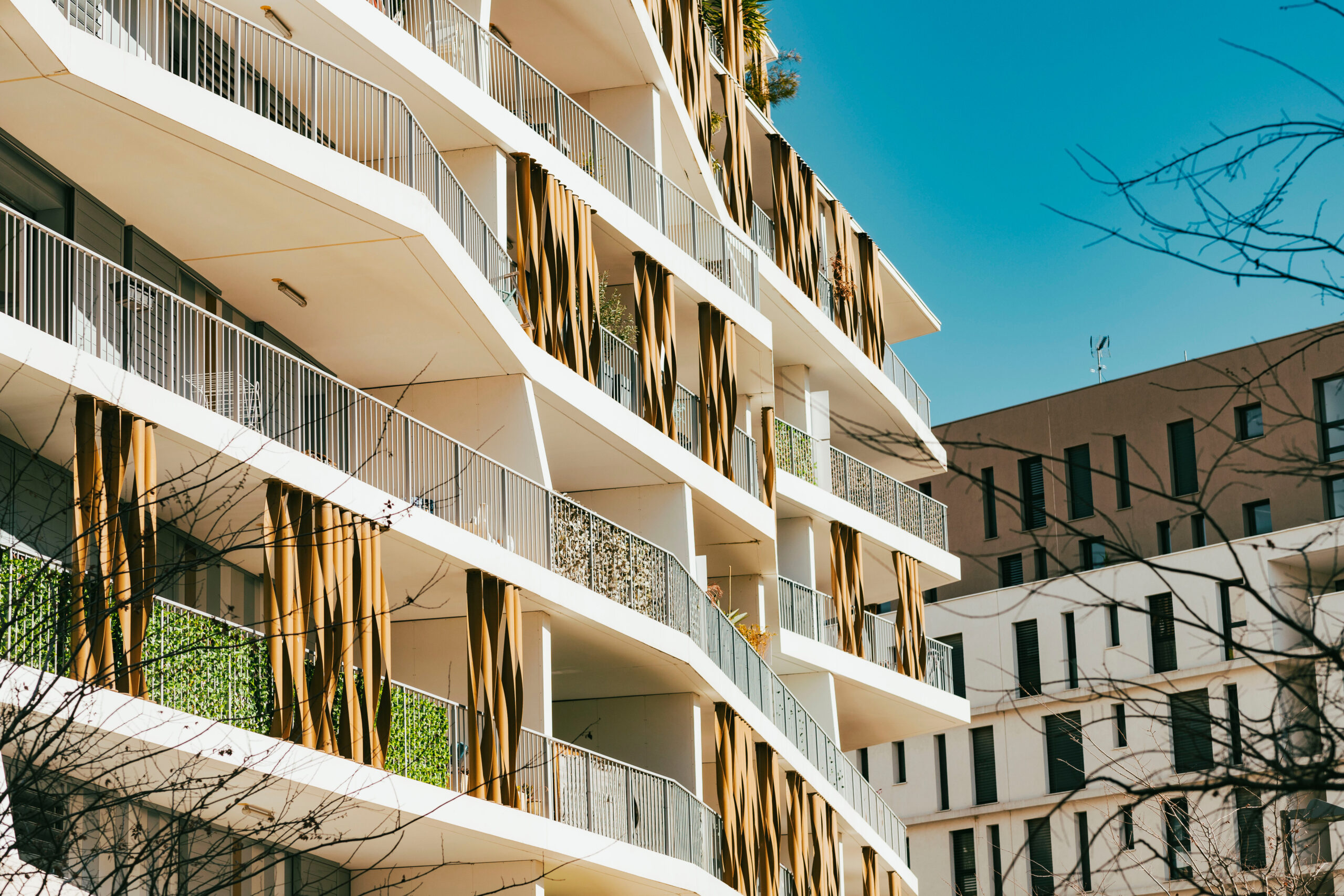 Immeuble résidentiel moderne avec balcons et brise-soleil en bois dans un écoquartier