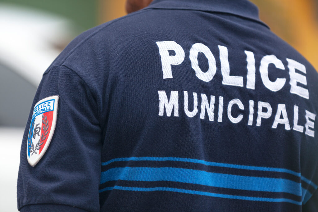 Uniforme de la Police Municipale française vu de dos avec écusson officiel