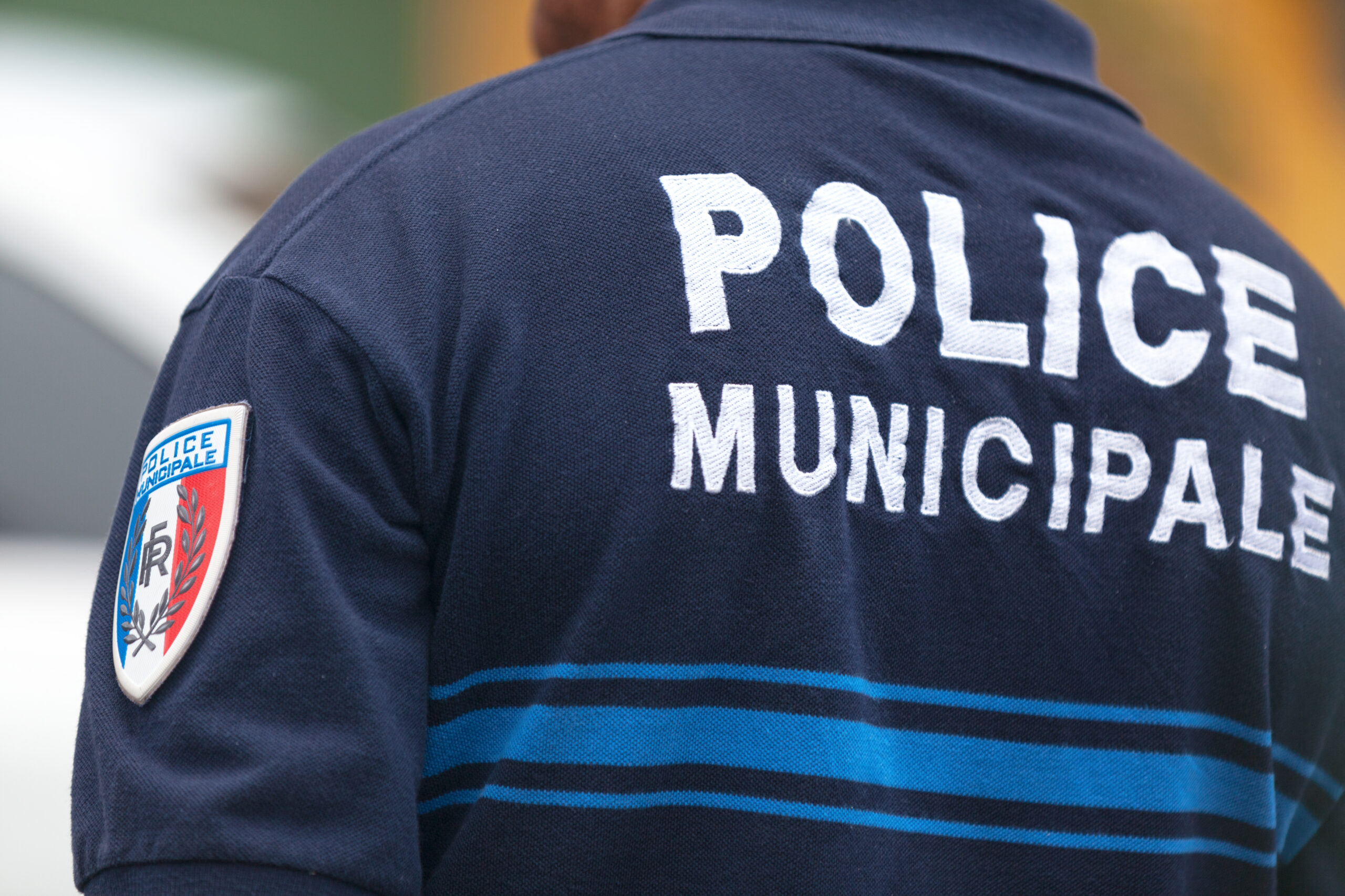 Uniforme de la Police Municipale française vu de dos avec écusson officiel