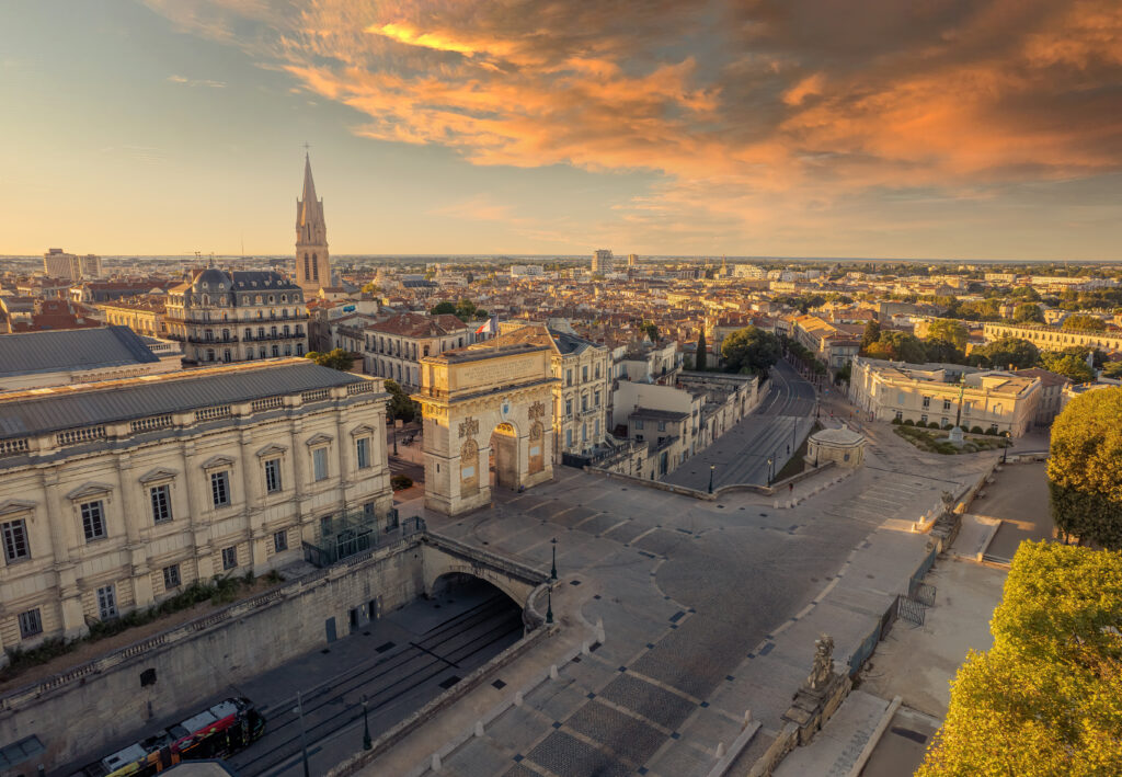 Vue panoramique du centre historique de Montpellier avec l'Arc de Triomphe du Peyrou au coucher du soleil